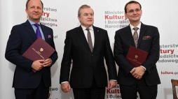 Wicepremier, minister kultury Piotr Gliński (C) oraz Andrzej Betlej (P) i Andrzej Szczerski (L) podczas uroczystości powołania dyrektora Zamku Królewskiego na Wawelu oraz dyrektora Muzeum Narodowego w Krakowie. Fot. PAP/P. Nowak