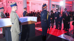 Warszawa, 04.10.2019. Premier Mateusz Morawiecki wraz z rodzina podczas uroczystości wniesienia do Sali Kolumnowej Sejmu trumny z ciałem marszałka seniora Kornela Morawieckiego. PAP/R. Pietruszka