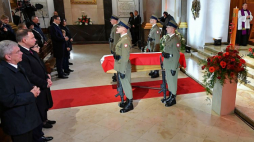 Prezydent RP Andrzej Duda (2L) oraz marszałek Senatu Stanisław Karczewski (L) podczas wprowadzenia trumny z ciałem marszałka seniora Kornela Morawieckiego do Katedry Polowej Wojska Polskiego w Warszawie. Fot. PAP/P. Nowak