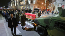 Kondukt żałobny idący za trumną z ciałem marszałka seniora Kornela Morawieckiego do Katedry Polowej Wojska Polskiego w Warszawie. Fot. PAP/W. Olkuśnik