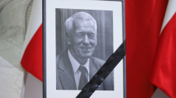 Księga kondolencyjna wystawiona w Sejmie po śmierci marszałka seniora Kornela Morawieckiego. Fot. PAP/P. Supernak