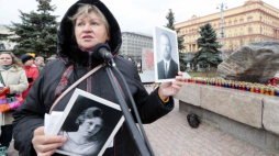 Demonstracja w Moskwie przy głazie przywiezionym z Wysp Sołowieckich – miejsca pierwszych w ZSRR łagrów, nieopodal dawnego gmachu KGB, dziś zajmowanym przez Federalną Służbę Bezpieczeństwa. Fot. PAP/EPA