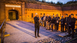 Spektakl „Noc i mgła” zaprezentowany na terenie dawnego niemieckiego obozu koncentracyjnego w Forcie VII w Poznaniu. 2017 r. Fot. PAP/B. Jankowski