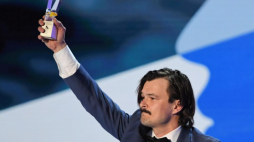 Gdynia, 21.09.2019. Aktor Dawid Ogrodnik z nagrodą za główną rolę męską w filmie "Ikar. Legenda Mietka Kosza". Fot. PAP/A. Warżawa