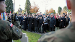Weterani – m.in. mjr Marian Słowiński (C, z laską) oraz syn gen. Maczka prof. Andrzej Maczek (7P) podczas uroczystości na Polskim Honorowym Cmentarzu Wojskowym w Oosterhout. 26.10.2019. Fot. PAP/L. Szymański