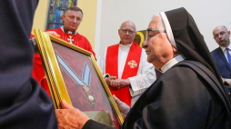 Izrael, Jerozolima, 17.10.2019. Siostra Róża odbiera replikę Orderu Virtuti Militari dla Zgromadzenia Zakonu Sióstr im. Świętej Elżbiety w Domu Polskim prowadzonym przez siostry Elżbietanki w Jerozolimie. PAP/M. Marek