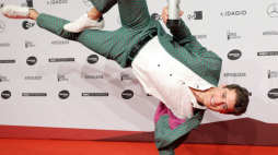 Jakub Józef Orliński pozuje po otrzymaniu nagrody Gramophone Classical Music Awards 2019. Fot. PAP/EPA
