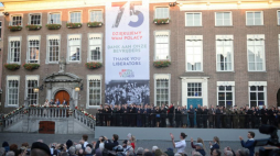 Breda, Holandia, 29.10.2019. W rzędzie po lewej: Prezydent RP Andrzej Duda (2L) z małżonką Agatą Kornhauser-Dudą (L), burmistrz Bredy Paul Depla (2P) oraz Król Niderlandów Wilhelm-Aleksander (2P) podczas parady z okazji uroczystych obchodów 75-lecia wyzwolenia Bredy przez I Polską Dywizję Pancerną Generała Stanisława Maczka. Fot. PAP/W. Olkuśnik