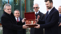 Wicepremier, minister kultury i dziedzictwa narodowego Piotr Gliński (L), prezes zarządu ZKM-ASIS Konrad Trzeszczkowski (P) oraz burmistrz Ostrowi Mazowieckiej Jerzy Bauer (2L) podczas uroczystości przekazania kluczy do Muzeum Domu Rodziny Pileckich w Ostrowi Mazowieckiej. Fot. PAP/R. Guz