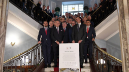 Olimpijczycy i działacze pozują do zdjęcia podczas uroczystego odnowienia aktu założycielskiego PKOl w Hotelu Francuskim w Krakowie. Fot. PAP/J. Bednarczyk