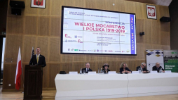 Ambasador USA w Polsce Georgette Mosbacher (3L), szef gabinetu prezydenta Krzysztof Szczerski (2L), rektor UW Marcin Pałys (L), sekretarz stanu w Kancelarii Prezydenta RP Lecha Kaczyńskiego Ewa Junczyk-Ziomecka (3P), przewodniczący Rady Fundacji Edukacyjnej Jana Karskiego Andrzej Rojek (2P) i dziekan WNPiSM UW Stanisław Sulowski (P) podczas konferencji "Wielkie mocarstwo i Polska 1919-2019. . 100 lat stosunków polsko-amerykańskich" na Uniwersytecie Warszawskim. Fot. PAP/W. Olkuśnik