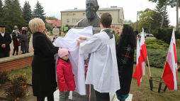 Prezes Trybunału Konstytucyjnego Julia Przyłębska (L) oraz praprawnuczka sędziego Pomiana-Srzednickiego Agnieszka Battelli (P) podczas odsłonięcia pomnika I Prezesa SN Stanisława Pomiana-Srzednickiego we wsi Brańszczyk. Fot. PAP/T. Gzell