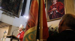 Biskup polowy Wojska Polskiego Józef Guzdek (L) podczas uroczystej mszy świętej w kościele pw. św. Stanisława Kostki w Warszawie w intencji kanonizacji bł. ks. Jerzego Popiełuszki podczas obchodów 35. rocznicy śmierci kapłana. 19.10.2019. Fot. PAP/P. Supernak