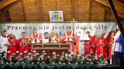 Bp Wiesław Mering (C) podczas mszy świętej polowej przy kościele pw. Matki Bożej Fatimskiej we Włocławku w ramach uroczystości upamiętniających 35. rocznicę męczeńskiej śmierci bł. ks. Jerzego Popiełuszki. Fot. PAP/T. Żmijewski