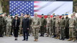 Minister obrony narodowej Mariusz Błaszczak (C), ambasador USA w Polsce Georgette Mosbacher (L) i generał Joe Jarrard (P) podczas inauguracji działalności Wysuniętego Stanowiska Dowodzenia Amerykańskiej 1. Dywizji Piechoty w Poznaniu. Fot. PAP/J. Kaczmarczyk