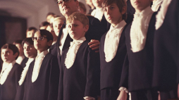 Dyrygent, kompozytor, dyrektor Stefan Stuligrosz w otoczeniu Chóru Chłopięcego i Męskiego Państwowej Filharmonii w Poznaniu - Poznańskie Słowiki. 1972 r. Fot. PAP/PAI/J. Grelowski