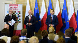 Premier Mateusz Morawiecki (P) oraz wiceminister spraw zagranicznych Szymon Szynkowski vel Sęk (C) podczas uroczystości podpisania porozumienia w sprawie udzielania pomocy repatriantom z Kazachstanu oraz prezentacji wystawy „Znani nieznani. Polacy światu” w Porcie Lotniczym „Ławica” im. H. Wieniawskiego w Poznaniu. Fot. PAP/J. Kaczmarczyk