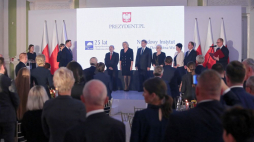 Prezydent RP Andrzej Duda (2L) wręcza odznaczenia państwowe podczas jubileuszowej gali z okazji 25-lecia Agencji Restrukturyzacji i Modernizacji Rolnictwa oraz inauguracji działalności Narodowego Instytutu Kultury i Dziedzictwa Wsi w Warszawie. Fot. PAP/L. Szymański