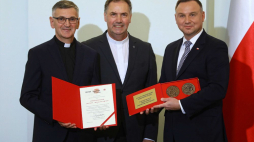 Prezydent Andrzej Duda (P), generał zakonu salezjanów Angel Fernandez Artime (C) oraz ks. Tadeusz Jarecki (L) podczas spotkania z okazji 100-lecia Inspektorii Warszawskiej Salezjanów w Pałacu Prezydenckim w Warszawie. Fot. PAP/R. Guz