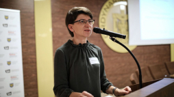 Dyrektor Centralnego Muzeum Jeńców Wojennych w Łambinowicach-Opolu Violetta Rezler-Wasielewska przemawia podczas ogólnopolskiego zjazdu rodzin polskich jeńców wojennych. Warszawa, 16.11.2018. Fot. PAP/L. Szymański