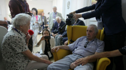 Uczestniczka IV Zjazdu Polaków Ratujących Żydów Janina Marcelina Rościszewska-Krawczyk (L) i uratowany przez jej rodzinę Żyd Paweł Wagner (2P) podczas spotkania w ambasadzie polskiej w Tel Awiwie. Fot. PAP/M. Marek