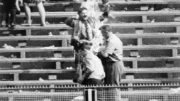 Ryszard Siwiec protestując przeciwko inwazji na Czechosłowację dokonuje samospalenia w czasie ogólnokrajowych dożynek na Stadionie Dziesięciolecia. Warszawa, 08.09.1968. Fot. PAP/PAI/L. Łożyński