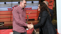Oleg Sencow podczas uroczystości w ECS w Gdańsku odebrał nagrodę „Neptun” z rąk prezydent miasta Aleksandry Dulkiewicz. 25.10.2019. Fot. PAP/M. Gadomski
