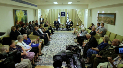 Jerozolima 16.10.2019. Prezydent Izraela Reuven Riwlin oraz szef Urzędu do Spraw Kombatantów i Osób Represjonowanych Jan Józef Kasprzyk podczas spotkania z polską delagacją IV Zjazdu Polaków Ratujących Żydów.  PAP/M. Marek