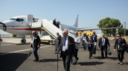 Uczestnicy IV Zjazdu Polaków Ratujących Żydów po przylocie do Tel Awiwu. Fot. PAP/M. Marek