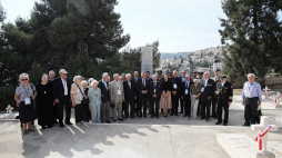 Delegacja IV Zjazdu Polaków Ratujących Żydów podczas wizyty na polskim cmentarzu w Jerozolimie, na stoku Góry Syjon. 18.10.2019. Fot. PAP/M. Marek