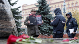 Demonstrant z plakatem przedstawiającym portret ofiary sowieckich represji i hasłem „Stop GUŁAG”. Moskwa, 06,10.2019. Fot. PAP/EPA