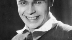 Aleksander Starża jako Kazik, brat Zofii w jednej ze scen filmu „Szaleńcy”. Fot. NAC