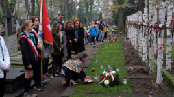 W ramach akcji „Szkoła pamięta” minister edukacji narodowej Dariusz Piontkowski wspólnie z uczniami SP 92 w Warszawie złożył wieńce i zapalił znicze na grobach polskich bohaterów na Cmentarzu Wojskowym na Powązkach. Fot. MEN