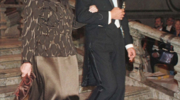  Sztokholm 10.12.1996. Laureatką nagrody Nobla w dziedzinie literatury została polska poetka Wisława Szymborska odprowadzana po ceremonii wręczenia nagrody przez króla Szwecji Karol XVI Gustaw.  PAP/J. Bednarczyk