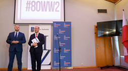 Wiceminister spraw zagranicznych Szymon Szynkowski vel Sęk (L) i dyrektor Muzeum II Wojny Światowej Karol Nawrocki podczas konferencji prasowej podsumowującej kampanię informacyjną #80WW2. Fot. PAP/J. Kaczmarczyk