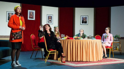 Spektakl „Dziewczynki” Ireneusza Iredyńskiego w reżyserii Lilii Kiejzik zaprezentowany przez Polski Teatr Studio z Litwy w ramach otwarcia IX edycji Międzynarodowego Festiwalu Teatralnego „Wileńskie Spotkania Sceny Polskiej". 24.10.2019. Fot. PAP/V. Doveiko