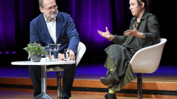 Pisarka, laureatka Nagrody Nobla Olga Tokarczuk oraz dyrektor artystyczny Festiwalu Conrada Michał Paweł Markowski podczas spotkania z czytelnikami w Krakowie. 26.10.2019. Fot. PAP/J. Bednarczyk