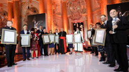 Przewodniczący Rady Fundacji „Dzieło Nowego Tysiąclecia” kard. Kazimierz Nycz (C) wraz z nominowanymi i laureatami podczas gali wręczenia nagród Totus Tuus. Fot. PAP/W. Olkuśnik