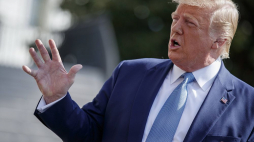 Prezydent USA Donald Trump podczas spotkania z dziennikarzami przed Białym Domem. 04.10.2019. Fot. PAP/EPA