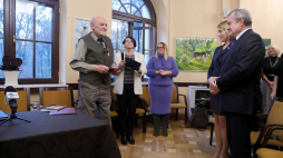 Wicepremier, minister kultury Piotr Gliński (P) i odznaczony Orderem Odrodzenia Polski Andrzej Tyszka (L) podczas spotkania w Centrum Kultury i Inicjatyw Obywatelskich w Podkowie Leśnej. Fot. PAP/T. Gzell