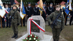 Pomnik w Waniewie upamiętniający Władysława i Stanisławę Krysiewiczów, którzy zostali zamordowani za ratowanie Żydów. Fot. PAP/A. Reszko
