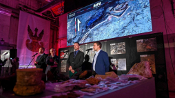 Wiceminister kultury i dziedzictwa narodowego Jarosław Sellin (2L), dyrektor Muzeum II Wojny Światowej Karol Nawrocki (L) oraz Filip Kuczma (P) i Mariusz Wójtowicz-Podhorski (2P) podczas konferencji prasowej nt. najnowszych odkryć dokonanych w trakcie badań archeologicznych na Westerplatte. Gdańsk, 10.10.2019. Fot. PAP/J. Dzban