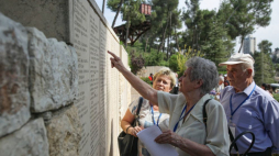 Jerozolima, Izrael, 15.10.2019. Zofia Krzyżanowska (C) w Jerozolimie, 15 bm. podczas zwiedzania Ogródu Sprawiedliwych Wśród Narodów Świata Yad Vashem wraz z uczestnikami IV Zjazdu Polaków Ratujących Żydów. Fot. PAP/M. Marek