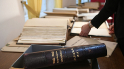 Prezentacja dokumentów ocalałych ze spalonego przez Niemców w listopadzie 1944 roku Archiwum Akt Nowych w Warszawie. Fot. PAP/R. Pietruszka