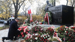 Warszawa, 11.11.2019. Prezydent Rzeczypospolitej Polskiej Andrzej Duda (L) składa kwiaty przed pomnikiem Wojciecha Korfantego, 11 bm. w Warszawie z okazji obchodów Narodowego Święta Niepodległości. Fot. PAP/T. Gzell