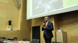 Warszawa, 04.11.2019. Dyrektor Muzeum Historii Polski Robert Kostro przed pokazem premierowym filmów wyprodukowanych przez Muzeum Historii Polski: "Niepokonany. Opowieść o generale Stanisławie Maczku" oraz "Marian na wojnie. Animowana historia Mariana Walentynowicza", 4 bm. w stołecznym Muzeum Powstania Warszawskiego. Fot. PAP/M. Marek
