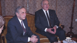 Warszawa 09.11.1989. Wizyta kanclerza RFN Helmuta Kohla w Polsce (9-14 listopada 1989). Nz. spotkanie Helmuta Kohla z premierem Tadeuszem Mazowieckim. Fot. PAP/I. Sobieszczuk