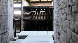 Brzezinka, 18.06.2019. Teren byłego niemieckiego nazistowskiego obozu Auschwitz II-Birkenau, 18 bm. Z okazji oficjalnego zakończenia bezprecedensowej, trwającej cztery lata konserwacji murowanego baraku więźniarskiego zrealizowanej w ramach Globalnego Planu Konserwacji finansowanego ze środków Fundacji Auschwitz-Birkenau, została zorganizowana konferencja prasowa z udziałem dyrektora muzeum i przedstawicieli MKiDN. Fot. PAP/H. Bardo