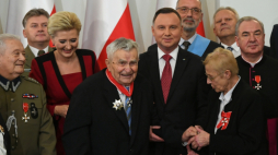 Warszawa, 11.11.2019. Prezydent Rzeczypospolitej Polskiej Andrzej Duda (5L) oraz pierwsza dama Agata Kornhauser-Duda (3L) podczas uroczystości wręczenia odznaczeń państwowych, 11 bm. w Pałacu Prezydenckim w Warszawie z okazji obchodów Narodowego Święta Niepodległości. Fot. PAP/R. Pietruszka