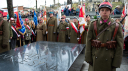 Wilno, Litwa, 11.11.2019. Uroczystości złożenia wieńców oraz wspólna modlitwa przy Mauzoleum Matki i Serca Syna, 11 bm. na wileńskiej Rossie. Uroczystości odbywają się z okazji Narodowego Święta Niepodległości Polski. Fot. PAP/V. Doveiko